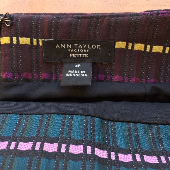 Ann Taylor Factory Cranberry and Teal Textured Pencil Skirt Size 4P - Picture 2 of 5
